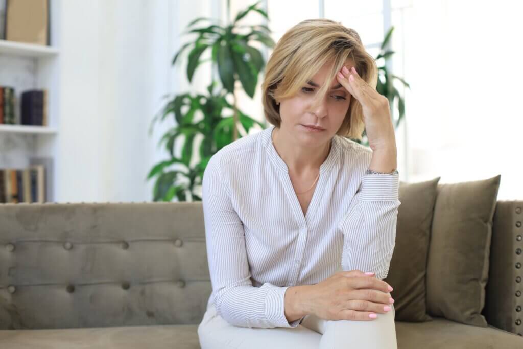 What are the early warning signs of menopause? 
